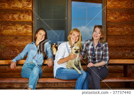 young women drinking tea 37737440