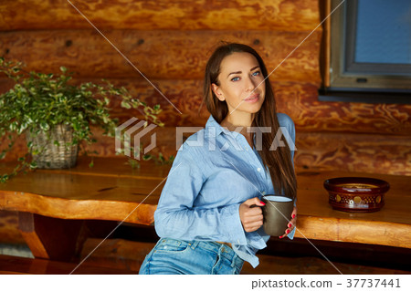 young women drinking tea young women drinking tea 37737441