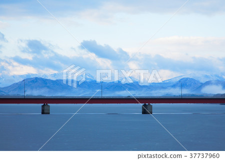 View the bridge between Gosho Lake and the mountains in the direction of Shizukuishi 37737960
