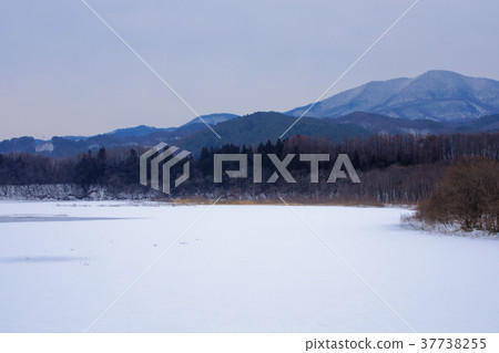 Gojo湖和周圍山脈的雪景完全凍結 Gojo湖和周圍山脈的雪景完全凍結 37738255