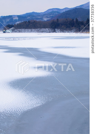 Snow scene of Gojo lake and surrounding mountain range completely frozen 37738356