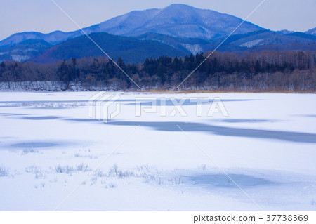 Snow scene of Gojo lake and surrounding mountain range completely frozen Snow scene of Gojo lake and surrounding mountain range completely frozen 37738369