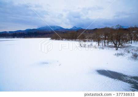 Snow scene of Gojo lake and surrounding mountain range completely frozen 37738633