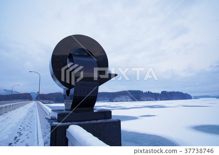 View the mountain range in the southern area of the Sakura Garden from the bridge bridge View the mountain range in the southern area of the Sakura Garden from the bridge bridge 37738746