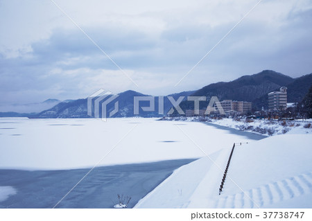 We look at mountain range in the direction of hot spring from connecting Ohashi 37738747