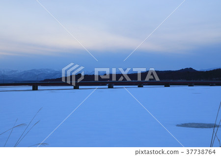 在Shizukuishi的方向觀看Gosho湖和山脈之間的橋樑 在Shizukuishi的方向觀看Gosho湖和山脈之間的橋樑 37738764