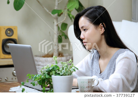 Young lady · Laptop computer 37739127
