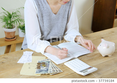 拿著家庭帳簿的婦女 37739184