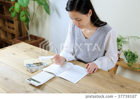 拿著家庭帳簿的婦女 37739187