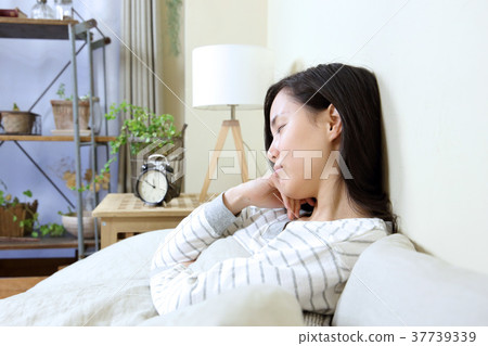 Sleepless women 37739339