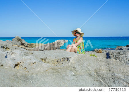 Women and iguana Women and iguana 37739513