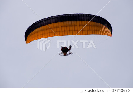 乘坐電動滑翔傘在空中漫步 37740650