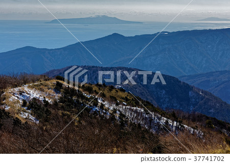 從箱根和Meijingatake看到的伊豆大島和三宅島 從箱根和Meijingatake看到的伊豆大島和三宅島 37741702