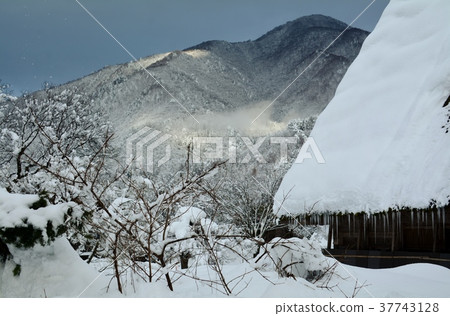 雪的白川鄉鎮 37743128