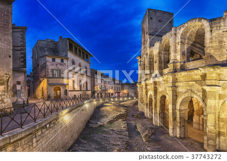 Roman amphitheatre at dusk in Arles, France Roman amphitheatre at dusk in Arles, France 37743272