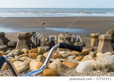 在沙灘上奔跑沿著海邊沙坦沙灘 在沙灘上奔跑沿著海邊沙坦沙灘 37743351