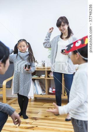 Family doing bean set 37746286