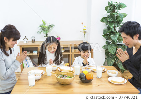 Family surrounding a breakfast table 37746321