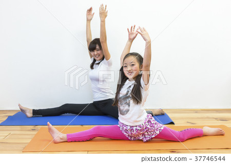 Parent and child doing yoga Parent and child doing yoga 37746544