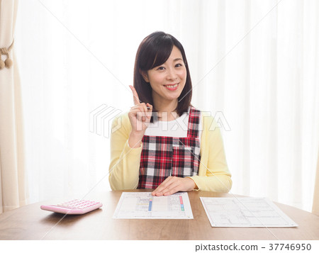 A woman preparing for final return with a smile A woman preparing for final return with a smile 37746950