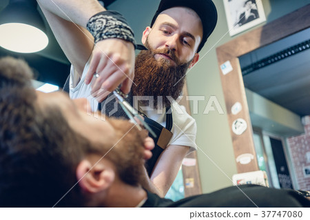 Close-up of the hand of a barber using scissors 37747080