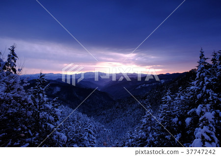 Dawn of a snowy mountain (Nosakogawa Village, Yoshino County, Nara Prefecture) Dawn of a snowy mountain (Nosakogawa Village, Yoshino County, Nara Prefecture) 37747242