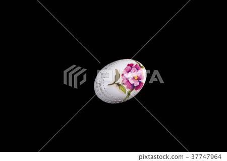 Easter hen's egg with carving. 37747964