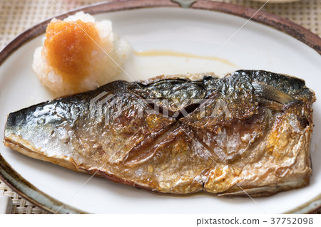 與鹽的烤鯖魚 與鹽的烤鯖魚 37752098