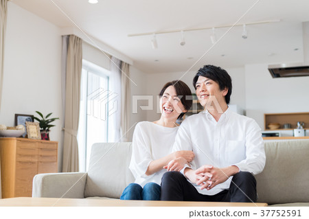 一對年輕夫婦 一對年輕夫婦 37752591