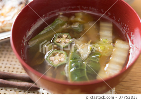 Okra and Chinese cabbage soup 37752815