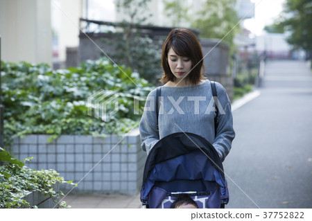 一個女人漫步嬰兒車 一個女人漫步嬰兒車 37752822