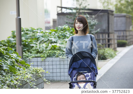 一個女人漫步嬰兒車 一個女人漫步嬰兒車 37752823