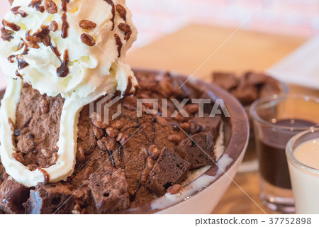 Bingsu ( Korea food) 37752898