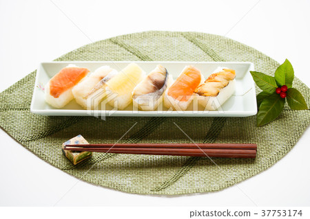 Bamboo leaf sushi with peeled leaves Bamboo leaf sushi with peeled leaves 37753174