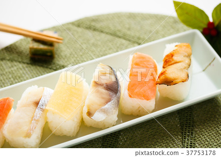 Bamboo leaf sushi with peeled leaves Bamboo leaf sushi with peeled leaves 37753178