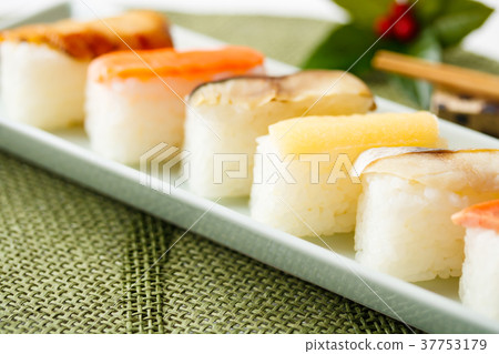 Bamboo leaf sushi with peeled leaves Bamboo leaf sushi with peeled leaves 37753179