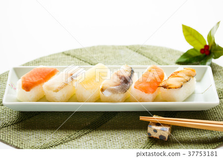 與被剝皮的葉子的竹葉子壽司 37753181