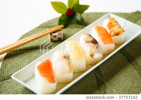 Bamboo leaf sushi with peeled leaves Bamboo leaf sushi with peeled leaves 37753182