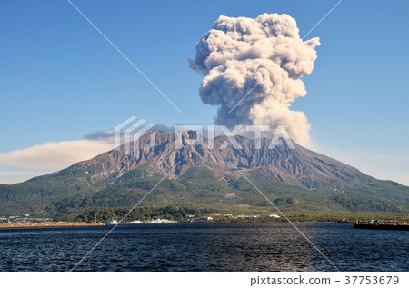 Sakurajima eruption 37753679
