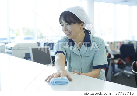 Cleaning staff 37753719