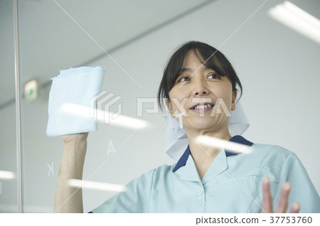 Cleaning staff 37753760