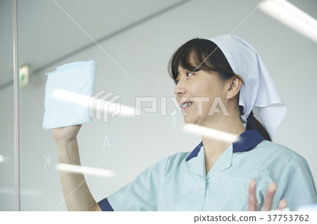 Cleaning staff 37753762