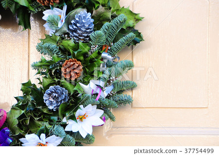 Simple Christmas lease on the white door of UK house 37754499