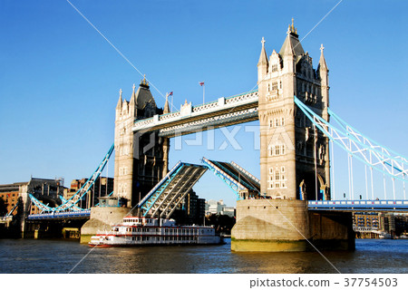 When the leap bridge of Tower Bridge is rising 37754503