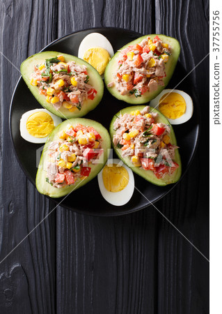 Delicious snack of avocado stuffed with tuna salad 37755756