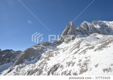 Tamlong Snow Mountain 37755920