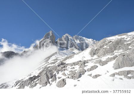 Tamlong Snow Mountain 37755932