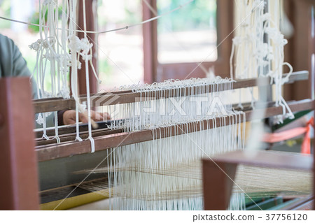Weave silk cotton on the manual wood loom Weave silk cotton on the manual wood loom 37756120