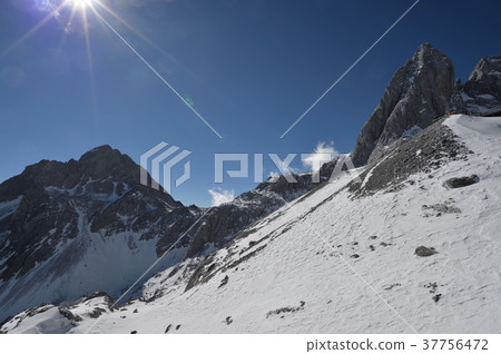 Tamlong Snow Mountain 37756472