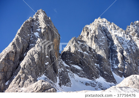 Tamlong Snow Mountain 37756476